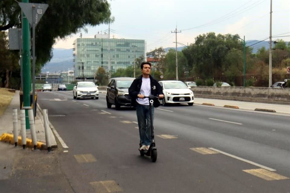 El carril exclusivo es usado también por usuarios de otros medios de transporte no motorizados, como los scooters.