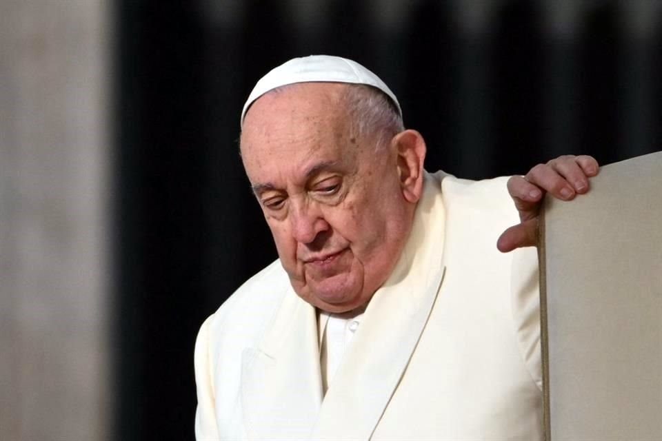 El Papa Francisco, hospitalizado  desde el viernes y aquejado de una neumonía, respira sin asistencia y duerme bien, según Vaticano.