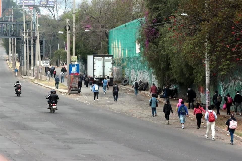 Personas afectadas por el bloqueo en la Autopista México-Pachuca.