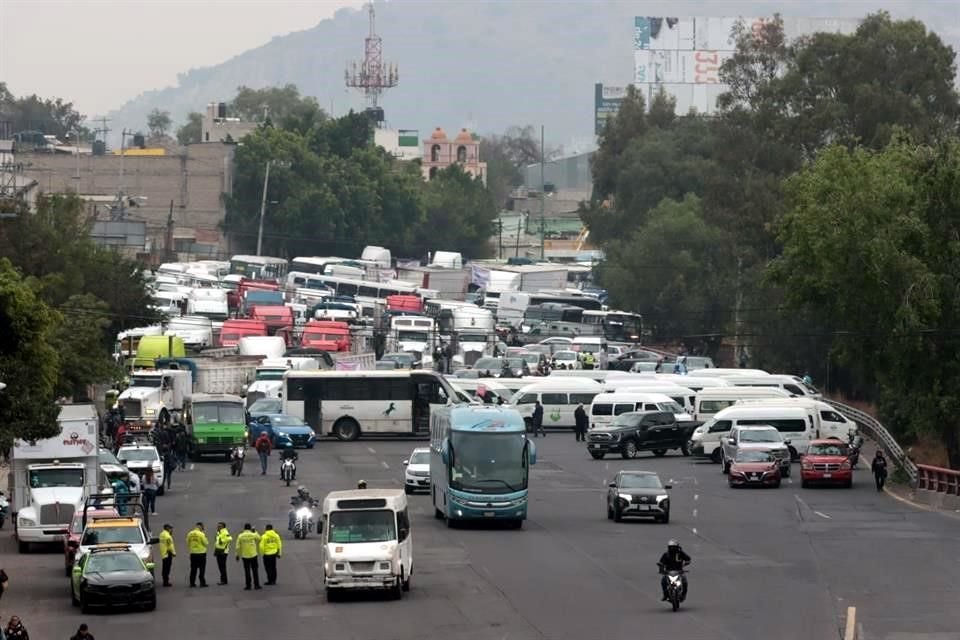 El bloqueo en la Autopista México - Pachuca ,a la altura de El Vigilante, es encabezado por Edward Espíndola ex candidato del PT a la Alcaldía de Ecatepec.