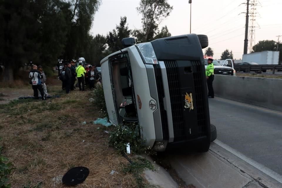 Debido al percance, al menos 10 personas resultaron con lesiones.