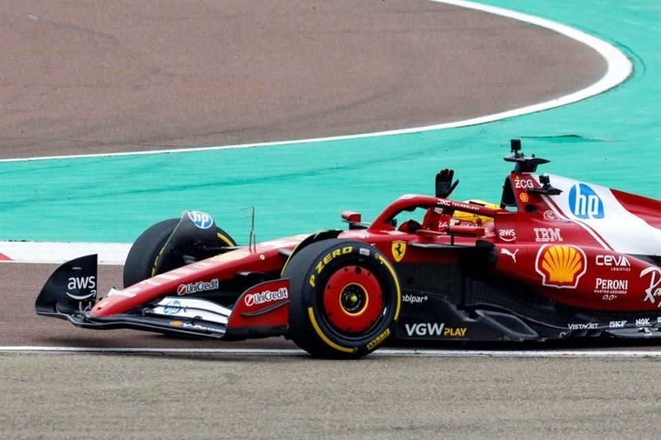 Lewis Hamilton saludó a los aficionados de Ferrari.