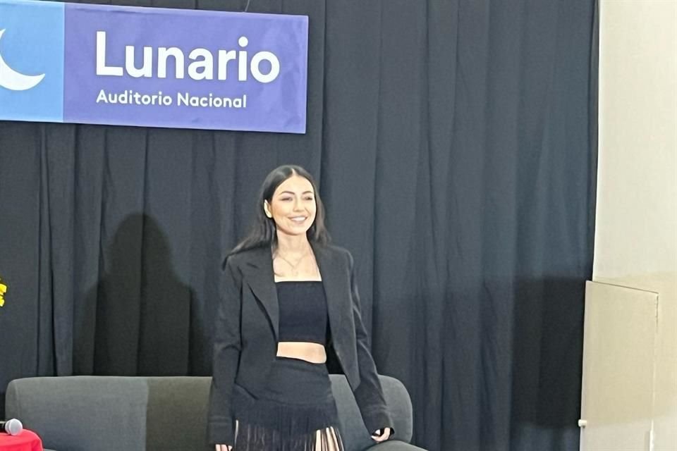 La cantante inició su carrera musical en redes sociales, donde atrajo seguidores gracias a su versatilidad en la interpretación de covers del regional mexicano.