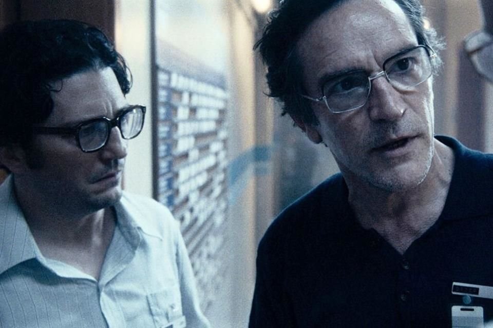 El reparto es muy bueno: un Peter Sarsgaard incisivo, un Ben Chaplin como un cansado directivo. Y Leonie Benesch como la joven traductora alemana entre dos fuegos.