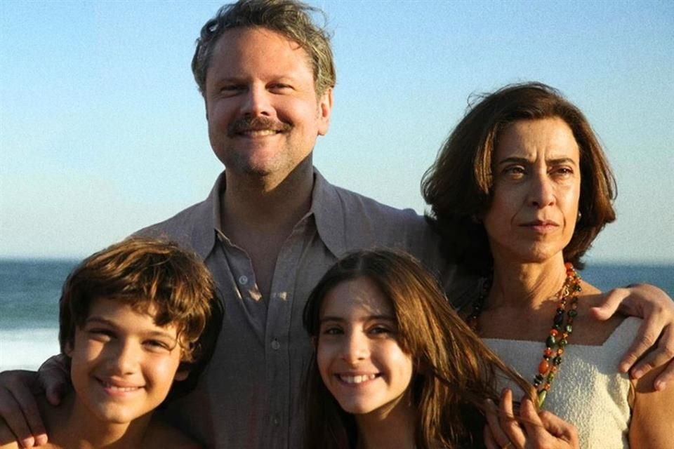 La película comienza mostrándonos la vida cotidiana de Rubens Paiva (Selton Mello), su esposa Eunice (Fernanda Torres) y sus cinco hijos.