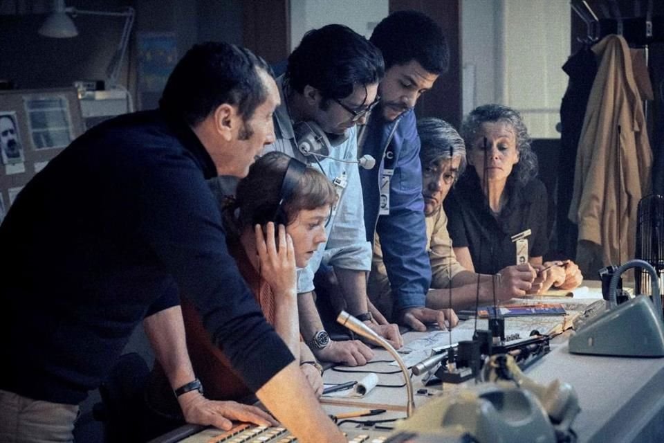 Impactante la economía visual y narrativa: todo sucede dentro de cuatro paredes, pero las escenas, el uso de imágenes de archivo y los diálogos, son intercalados en forma virtuosa-