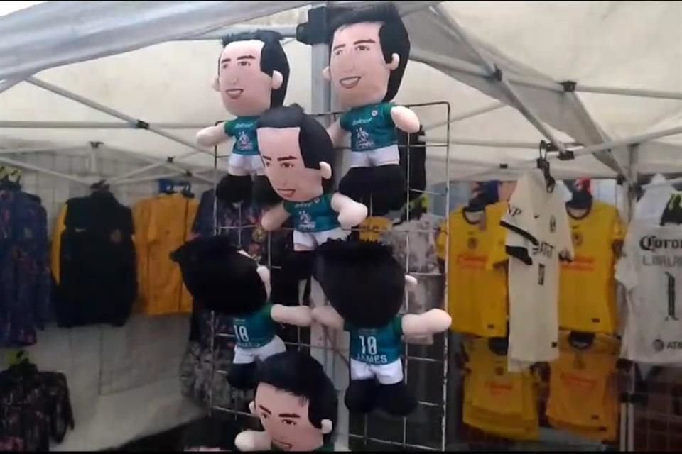 Playeras y peluches de James Rodríguez destacaban en la venta de productos, durante la visita del León al América en la CDMX.