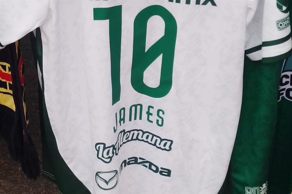 Playeras y peluches de James Rodríguez destacaban en la venta de productos, durante la visita del León al América en la CDMX.