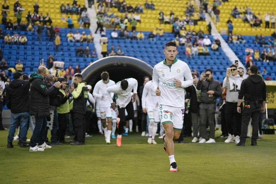 Playeras y peluches de James Rodríguez destacaban en la venta de productos, durante la visita del León al América en la CDMX.