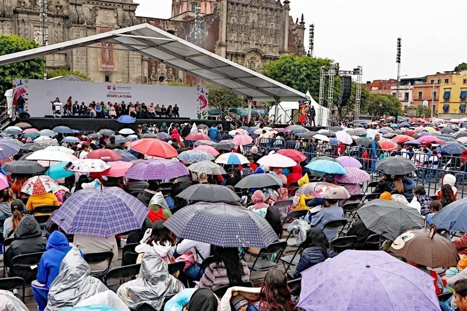 ENTREGA. El Gobierno de la CDMX entregó en el Zócalo 24 mil apoyos del programa Desde la Cuna, el cual otorga mil 200 pesos bimestrales para infantes menores de tres años de edad.