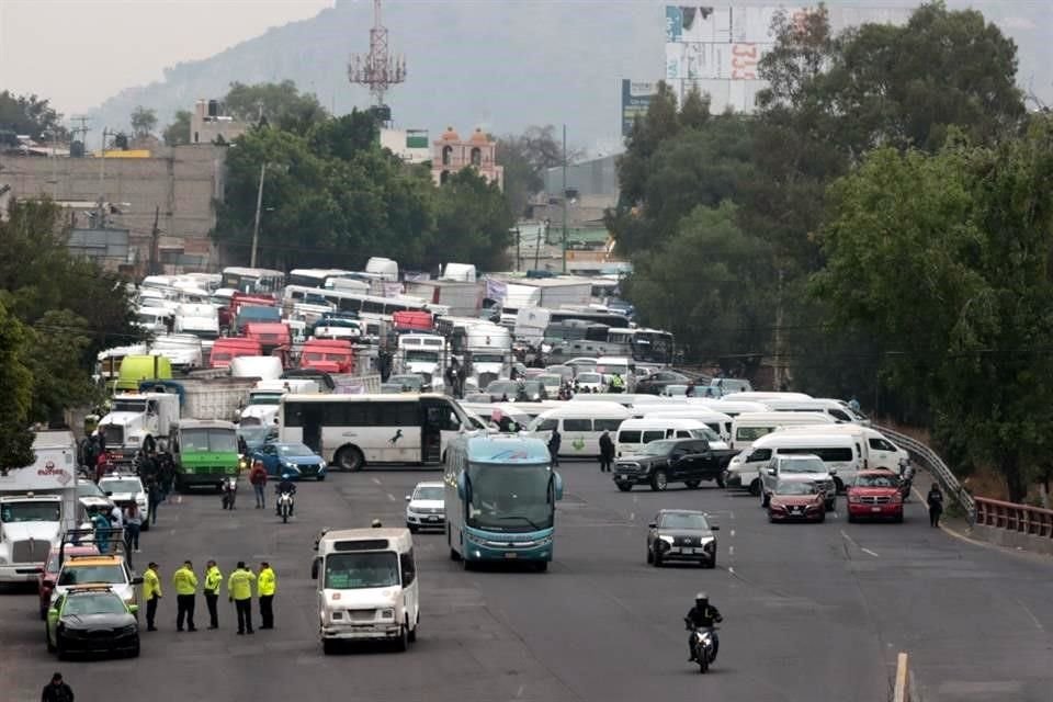 Decenas de trabajadores y estudiantes con mochilas en la espalda se bajaron de los transportes para buscar alternativas para llegar a sus destinos.