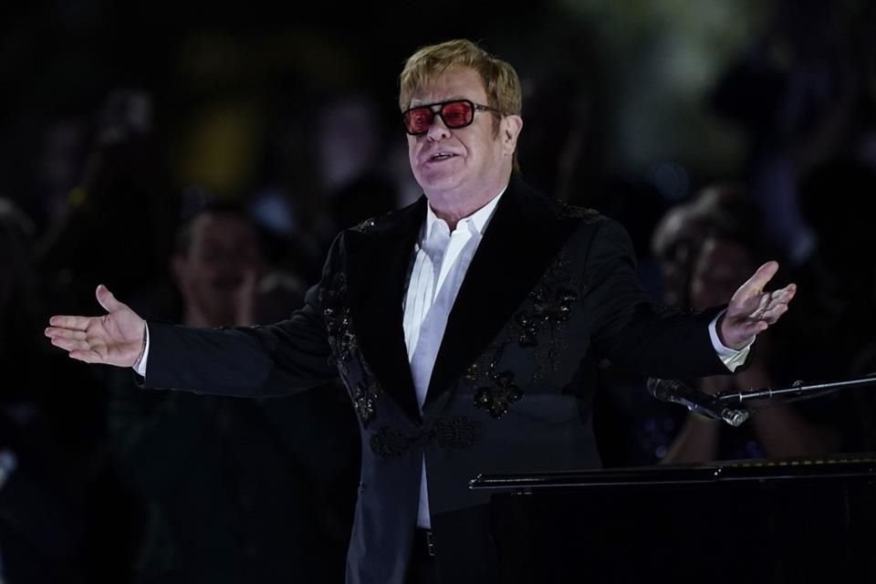 Desde su retirada de las giras, Elton John ha mantenido su presencia en el escenario con varias apariciones en vivo.