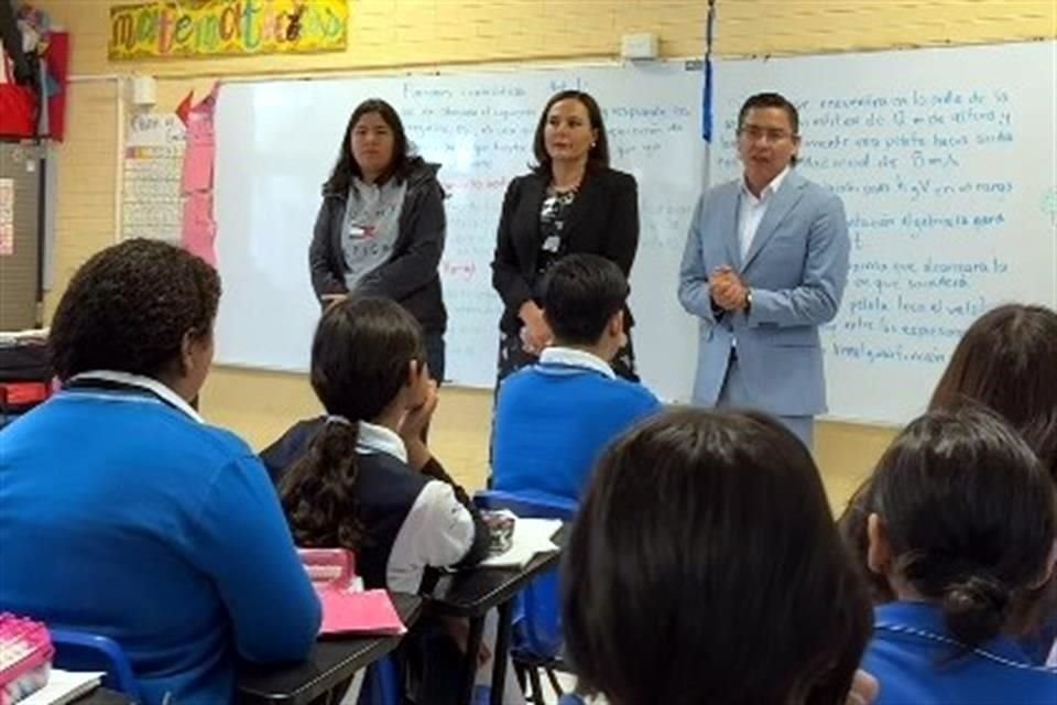 La Secretaria de Educación estatal realizó un recorrido en escuelas para supervisar que se aplique la medida.