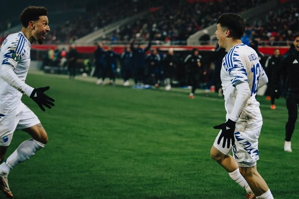 El mexicano (der.) celebró su primer gol en Europa.