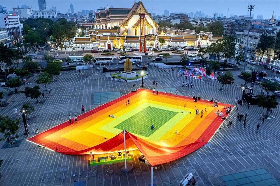 El 'Mega Mat' está levantado de una esquina, con una forma curvada hacia arriba que recuerda a los tejados del Wat Suthat Thepwararam, un templo ubicado detrás de la plaza.