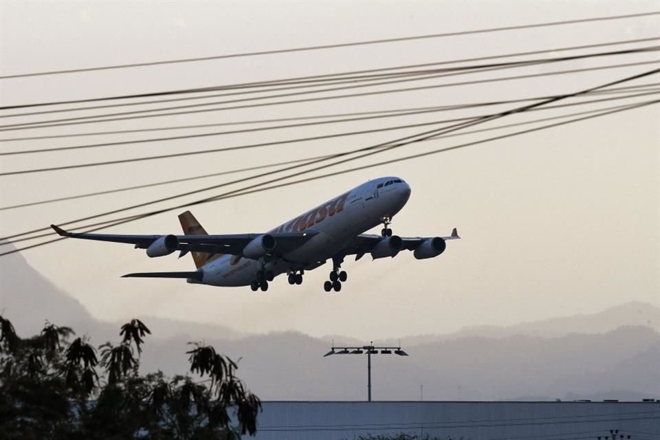 Un avión que transporta a 177 migrantes despega de una base estadounidense en Honduras, el 20 de febrero del 2025.