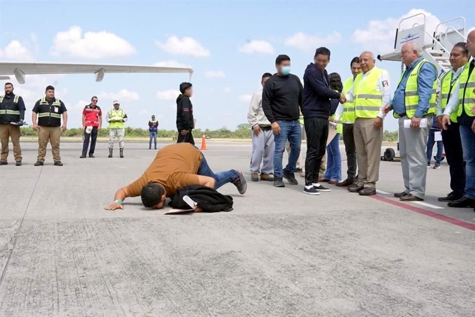 Al acusar malos tratos de agentes de migración estadounidenses, algunos agradecieron tocar territorio mexicano. En la foto, un deportado besando el suelo en el aeropuerto de Tapachula, Chiapas.