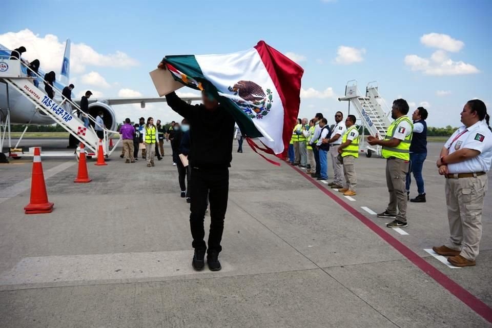 Entre el grupo de mexicanos deportados de Estados Unidos (EU) que llegaron este jueves a Tapachula, Chiapas, se expusieron quejas por marcas de esposas en pies, manos y cintura.