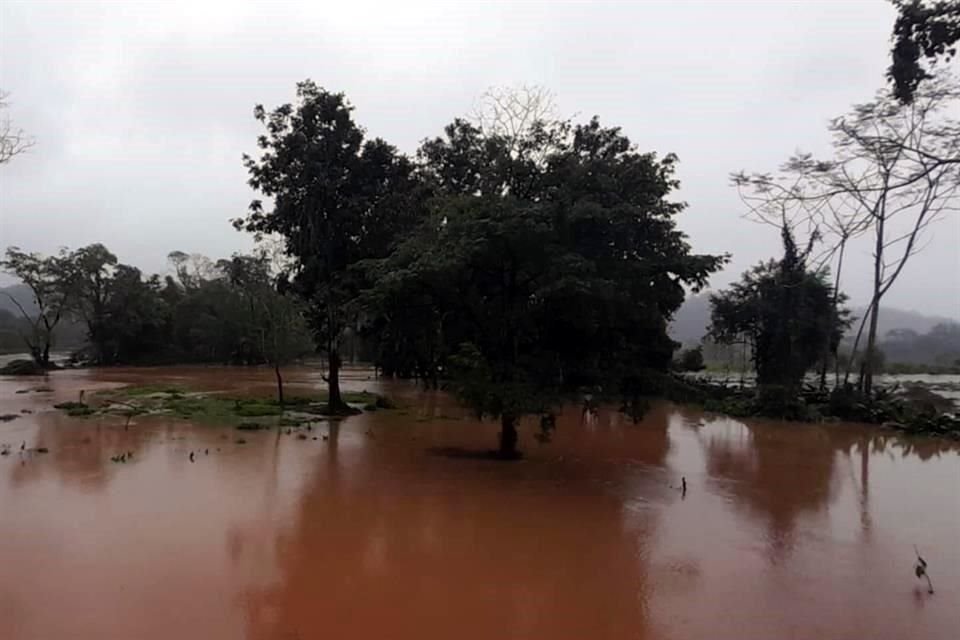 El Río Uxpanapa en Santa María Chimalapa, Oaxaca, se desbordó tras más de 12 horas de lluvias, dejando incomunicados a cerca de mil 500 habitantes de la región.