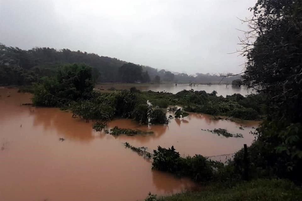 Ante posibles deslaves y amuento del nivel del agua, Protección Civil de Oaxaca recomendó a los habitantes acudir a refugios en zonas altas del Municipio.