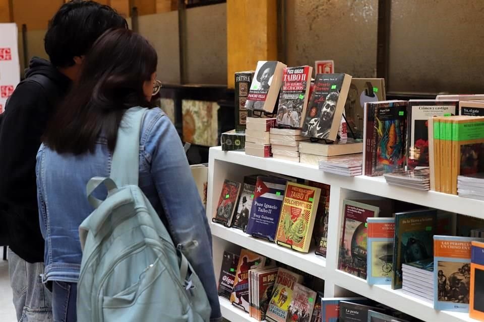 Los libros del director del FCE, Paco Ignacio Taibo II, ocupan un lugar destacado entre la oferta librera.