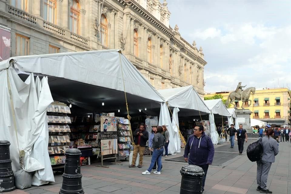 Frente al Palacio de Minería, en la Plaza Tolsá, se instaló la Feria del Libro de Ocasión, que tendrá actividades los mismos días que el Tendido y la FILPM.