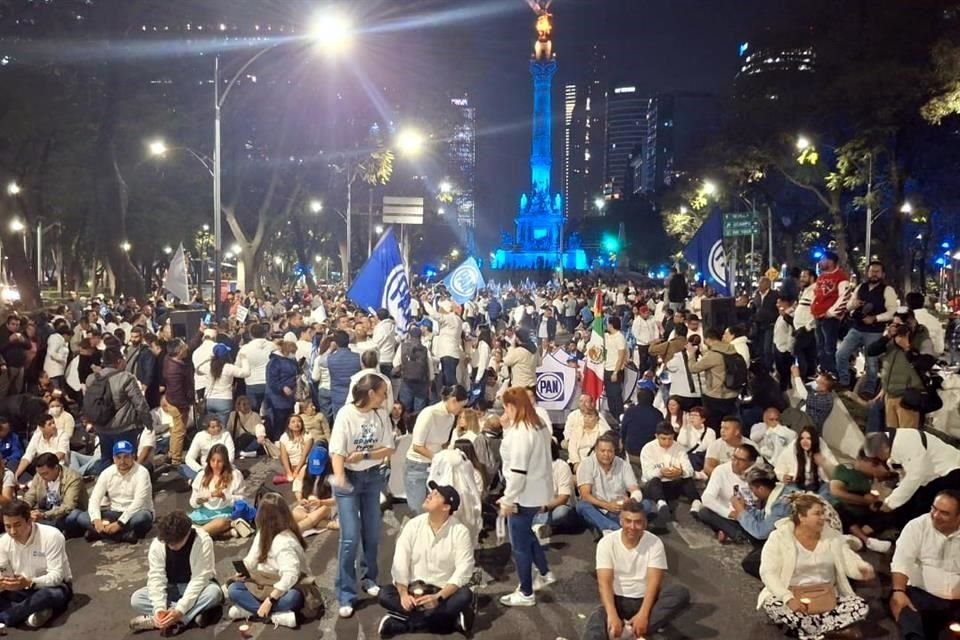 Militantes y legisladores del PAN protestaron en Paseo de la Reforma, en CDMX, contra la elección judicial la noche de este jueves.