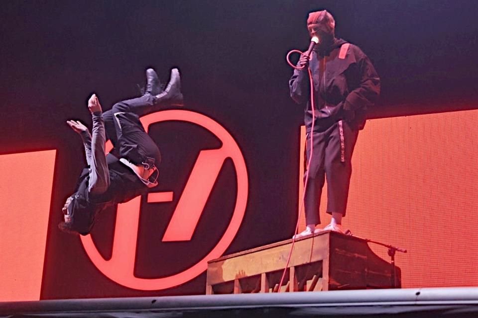 Celebran 64 mil fans la entrega y explosividad de Twenty One Pilots en el Estadio GNP, en la Ciudad de México.