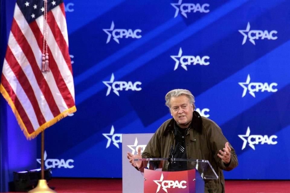 Steve Bannon, ex mano derecha de Donald Trump, fue señalado de hacer el saludo nazi durante su participación en la CPAC.