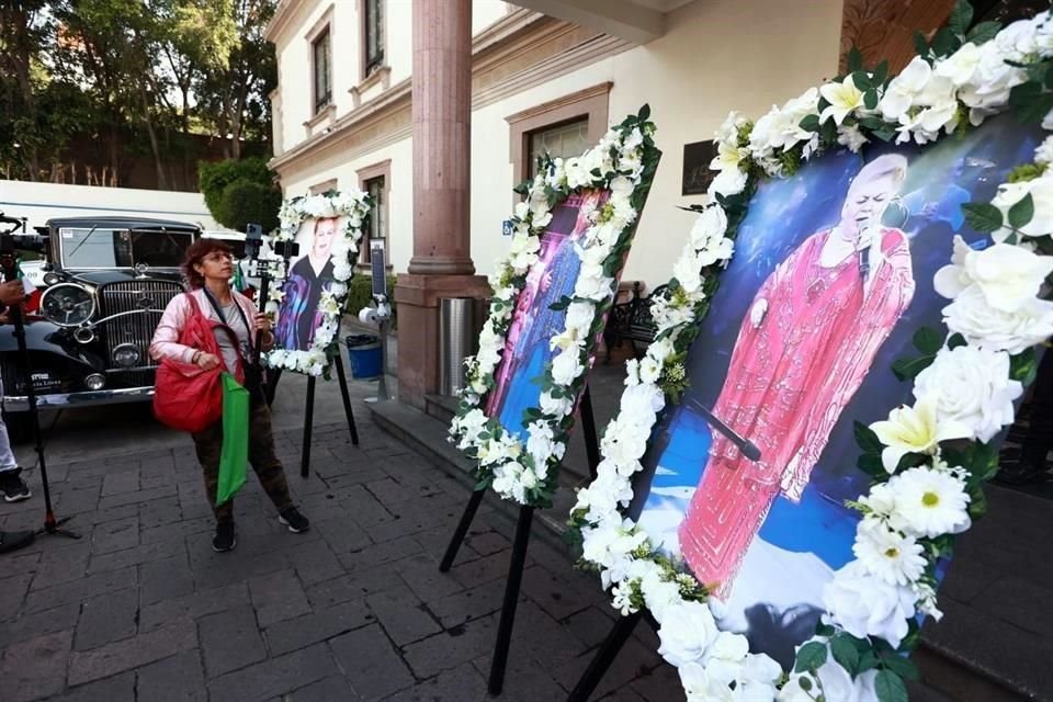 Los fans de Paquita se han hecho presentes afuera de la funeraria, donde se muestran fotos de la artista.