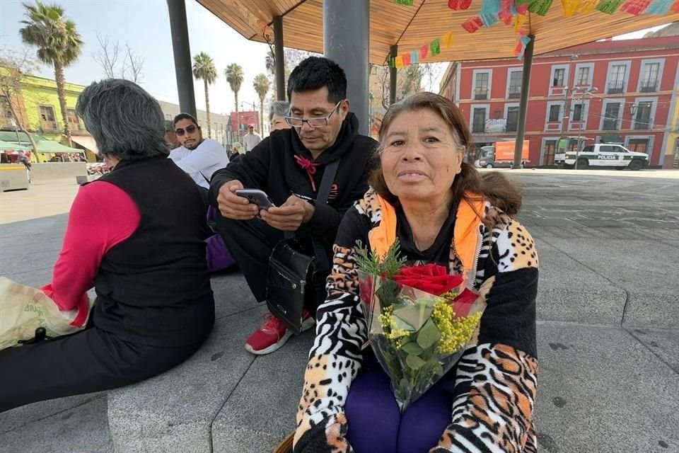 Fans como Ernestina Hernández se dieron cita en la Plaza Garibaldi desde muy temprano.