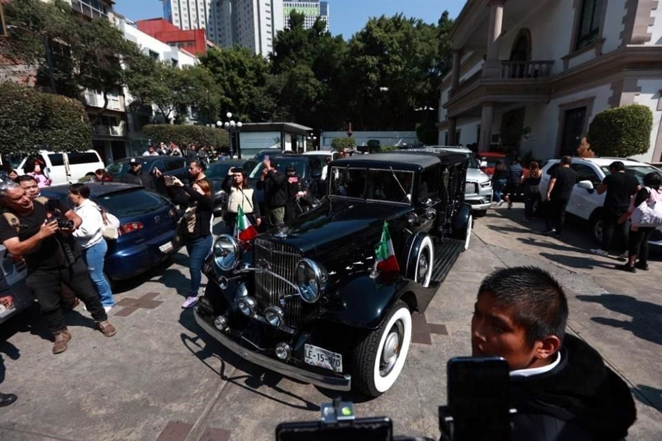 La carroza fúnebre salió cerca de las 11:00 para llevar a la cantante a plaza Garibaldi.