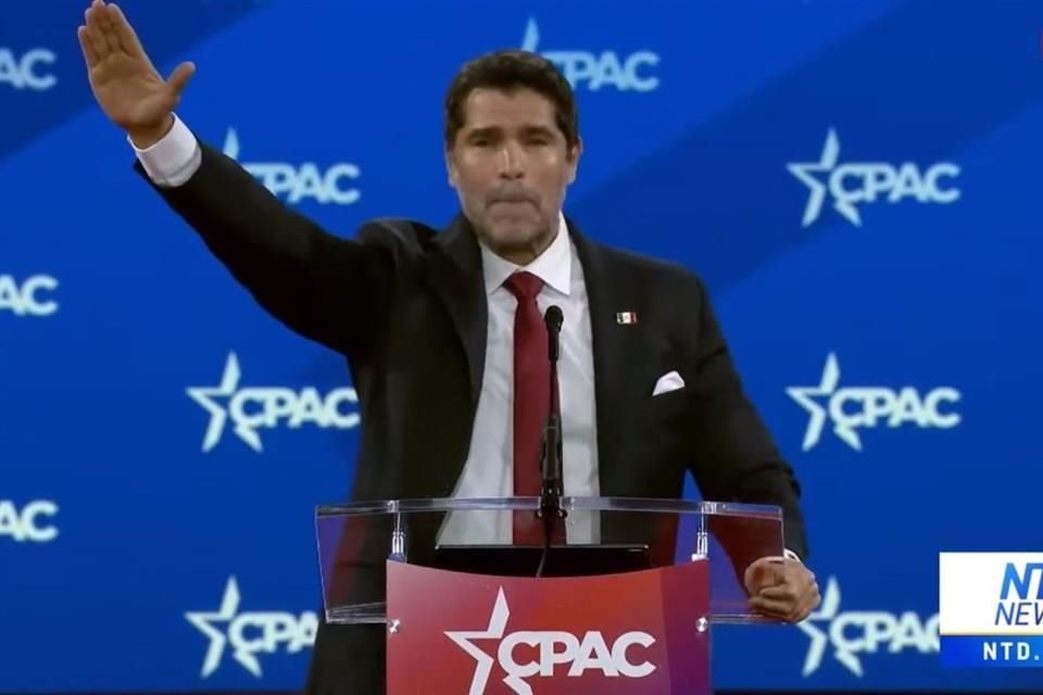 Eduardo Verástegui replicó en el CPAC el polémico saludo que Musk y Bannon han hecho en el pasado y por el que se les ha acusado de nazis.