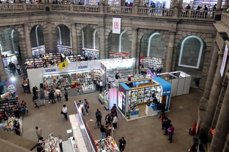 La Feria Internacional del Libro del Palacio de Minería abrió este viernes sus puertas al público en su habitual sede del Centro Histórico.