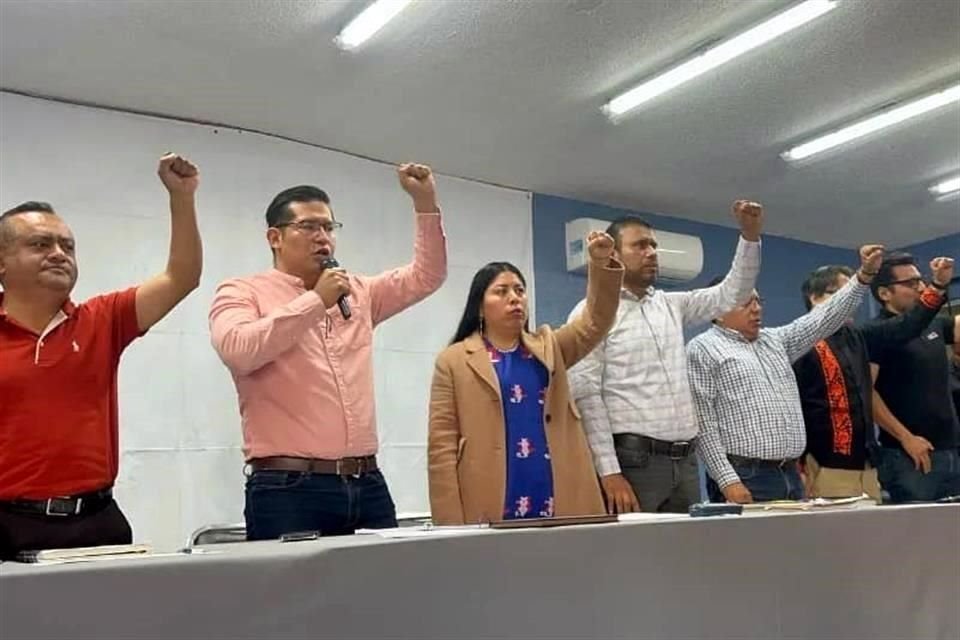 Al acusar que ni el 2.5 por ciento de los alumnos ha recibido útiles y uniformes por parte del Gobierno, la CNTE informó que se irá a paro de labores el próximo viernes en Oaxaca.