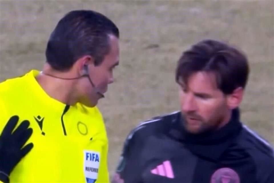 El árbitro mexicano Marco Antonio Ortiz comentó que pidió el autógrafo a Messi para un familiar con necesidades especiales.