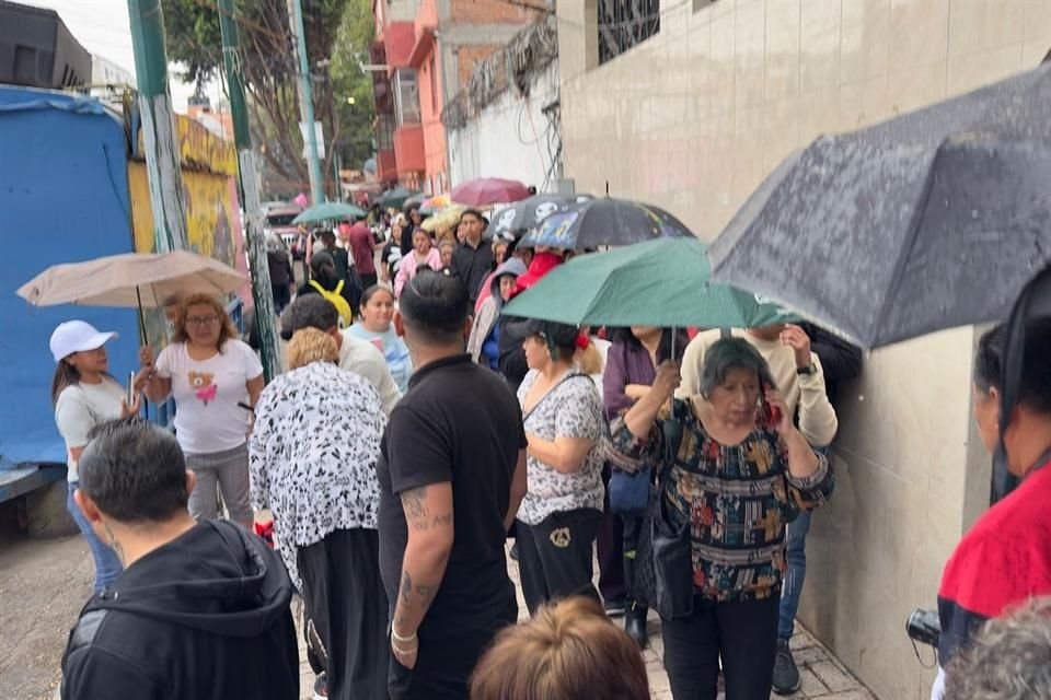 A pesar de la lluvia, cientos de personas hicieron fila para ingresar y dejar una flor junto a la urna donde reposaban las cenizas de la intérprete de 'Rata de Dos Patas'.