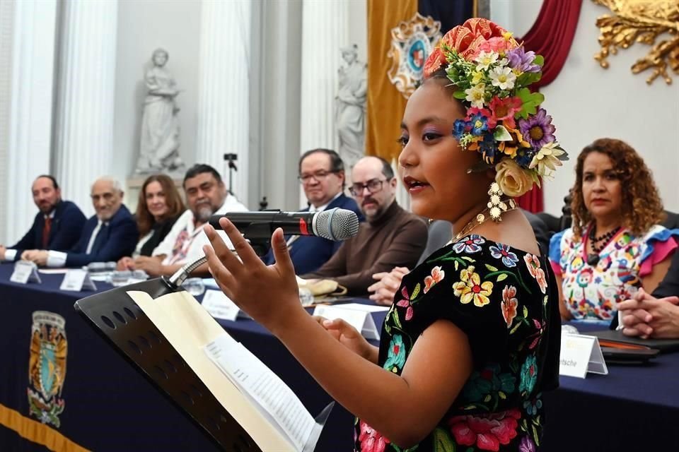 Maryel Ramírez Orozco, niña hablante de lengua zapoteca y representante de la delegación de Oaxaca, Estado invitado de honor, declamó 'El Juchitán de mi abuela' durante la ceremonia de inauguración.