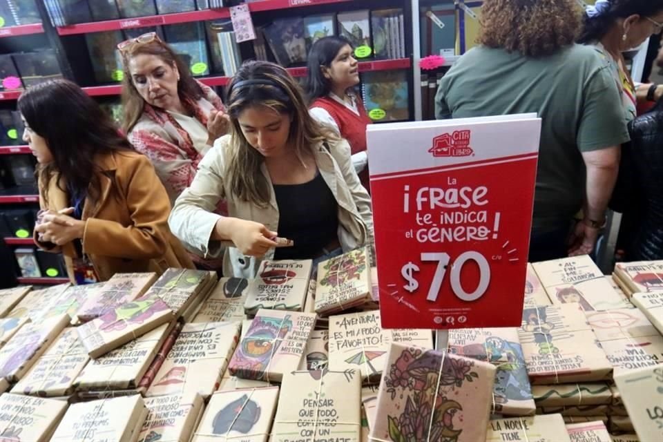 En uno de los estands, el proyecto 'Cita a ciegas con un libro' ofrece la posibilidad de comprar ejemplares 'sorpresa'. Los volúmenes están forrados en un papel que oculta su identidad. 