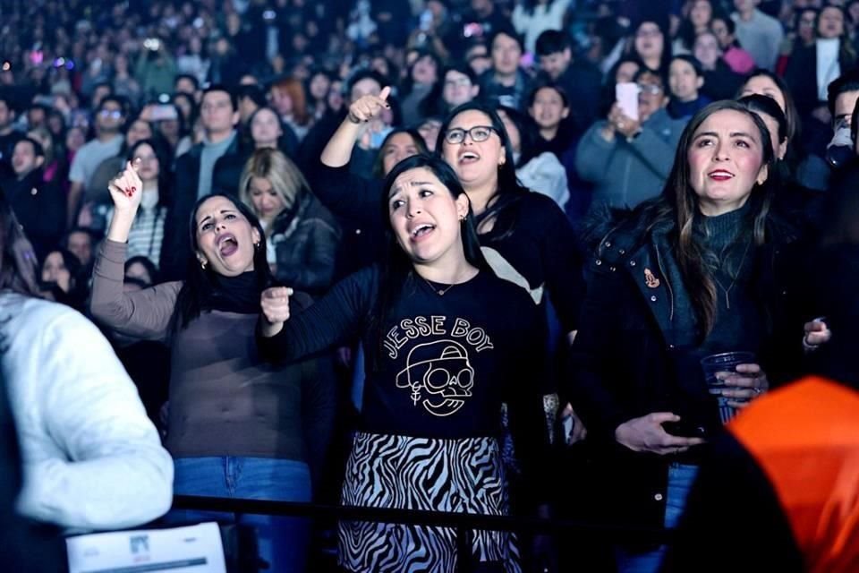 El público no paró de cantar los temas que tocó el dueto.