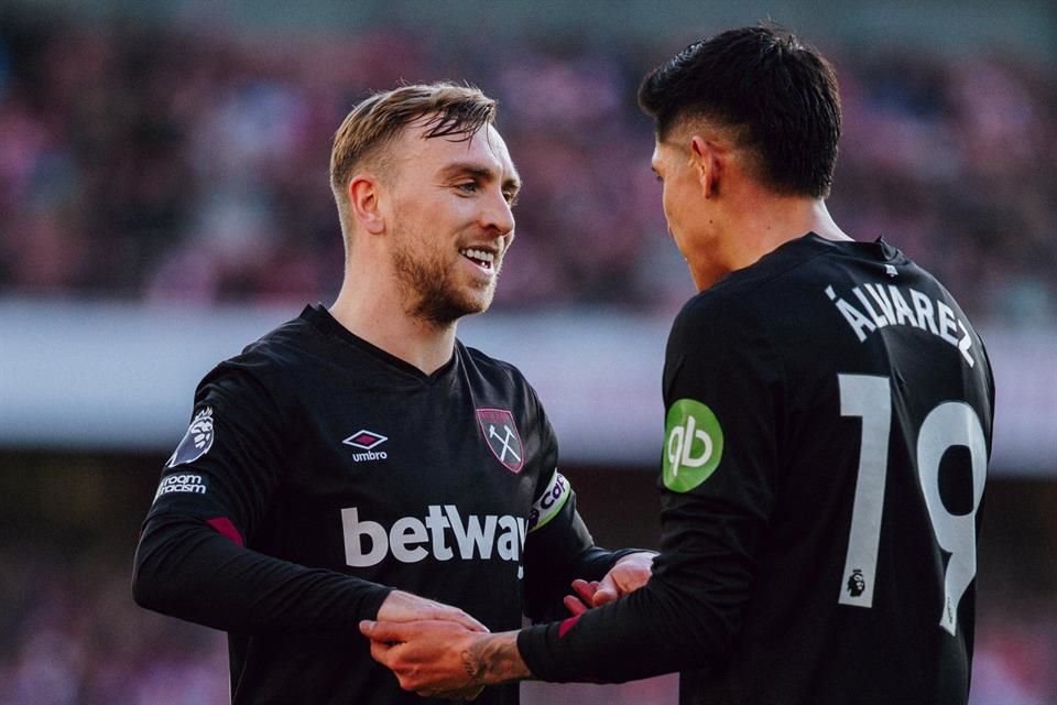 Álvarez felicita a Bowen tras su gol.