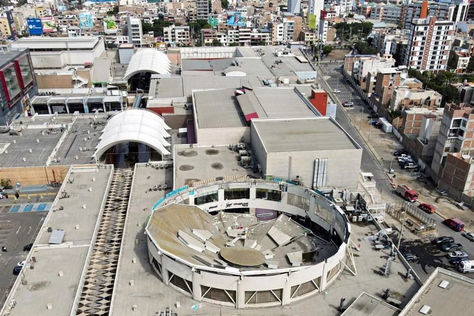 El pesado techo de fierro en el centro comercial Real Plaza Trujillo, una ciudad de la región La Libertad, cayó la noche del viernes sobre decenas de personas que se encontraban en el lugar.