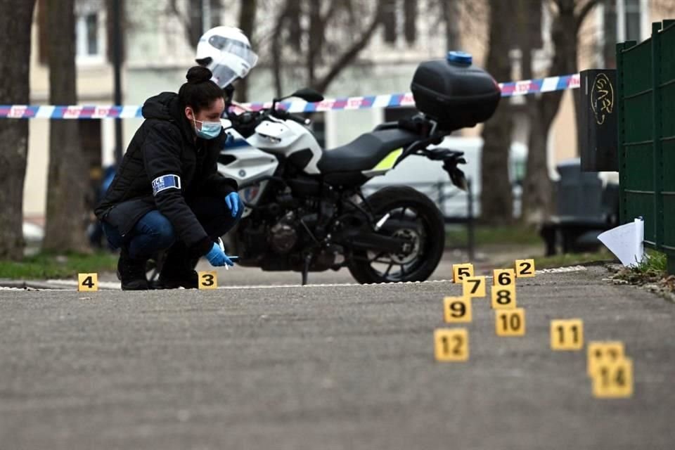 Un investigador de la policía forense francesa trabaja para recopilar evidencia en el lugar de un ataque con arma blanca.