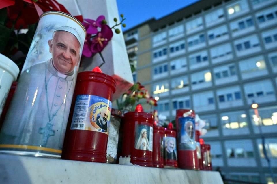 Católicos rezan ante la estatua de San Juan Pablo II afuera del hospital Gemelli, en Roma, donde Francisco está hospitalizado desde el 14 de febrero.