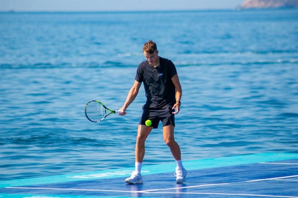 El Abierto Mexicano de Tenis 2025 está por comenzar y para ir calentando los ánimos, Holger Rune y Frances Tiafoe pelotearon en el mar.