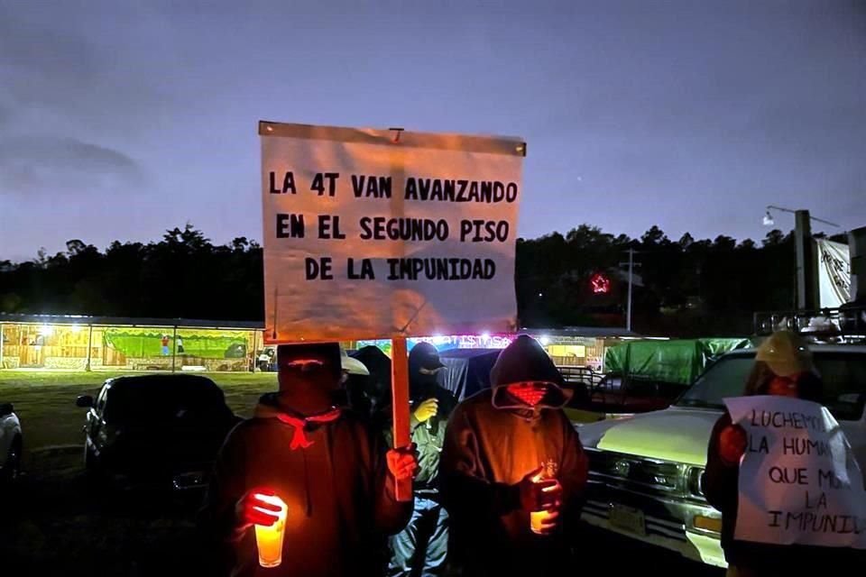 Integrantes del EZLN en Chiapas, salieron de sus comunidades para protestar en rechazo a la construcción de la autopista Palenque-San Cristóbal y la presencia de la GN en sus territorios.