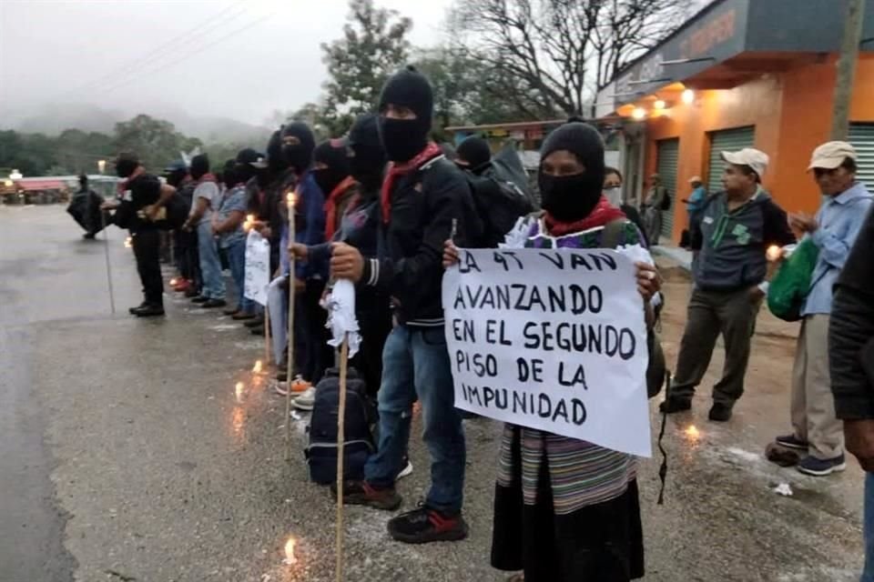 Integrantes del EZLN en Chiapas, salieron de sus comunidades para protestar en rechazo a la construcción de la autopista Palenque-San Cristóbal y la presencia de la GN en sus territorios.