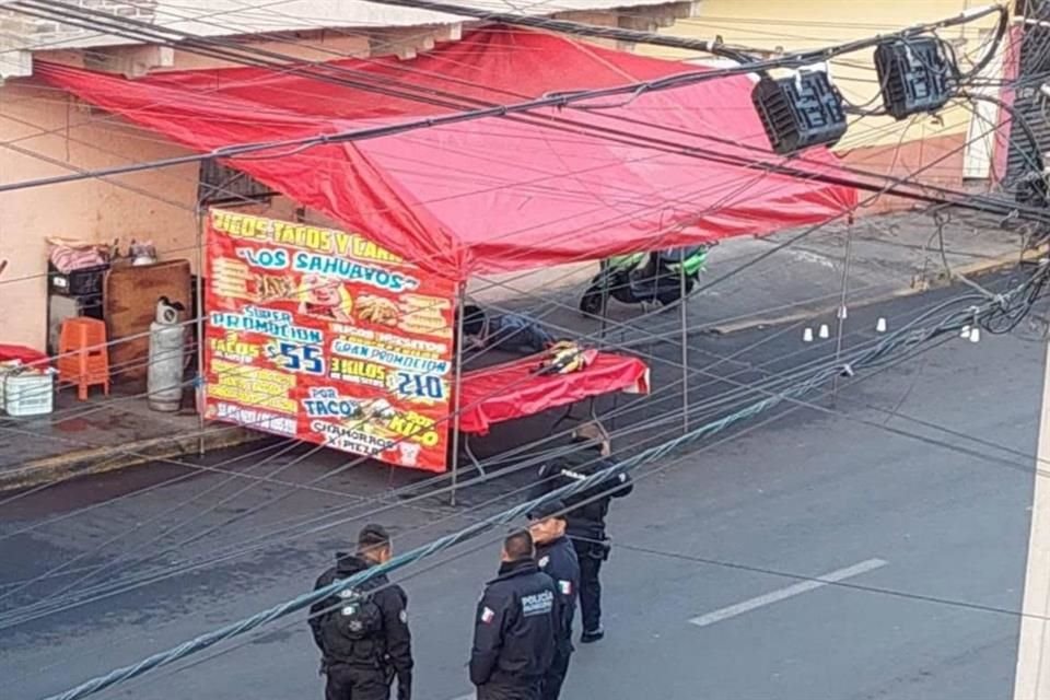 Sujetos a bordo de una motocicleta llegaron al lugar y poco después abrieron fuego para dejarlo tirado y malherido en su comercio.