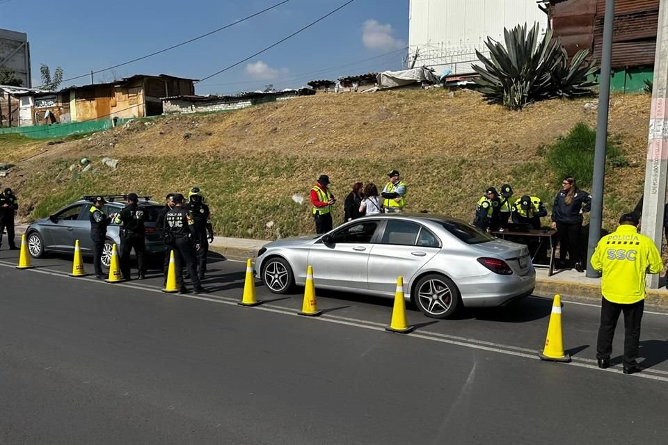 Este dispositivo es apuntado hacia los vehículos y puede detectar a qué velocidad viajan para que los policías determinen si incumple con el reglamento y si es el caso, detenerlo más adelante.