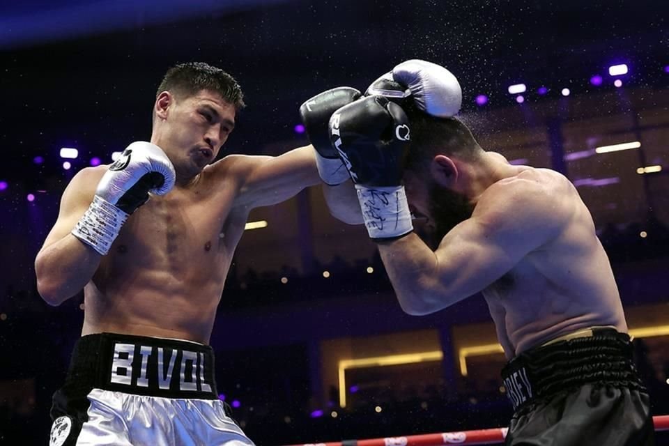 Bivol tuvo mayor efectividad en su pegada que Beterbiev, suficiente para llevarse la revancha en las tarjetas.